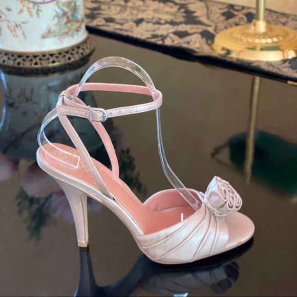 VINCE CAMUTO ANKLE STRAP SANDAL - Picture 2 of 5